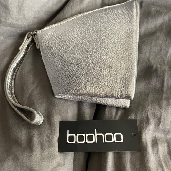 Boohoo silver metallic Lottie pyramid purse NWT! - Picture 2 of 3